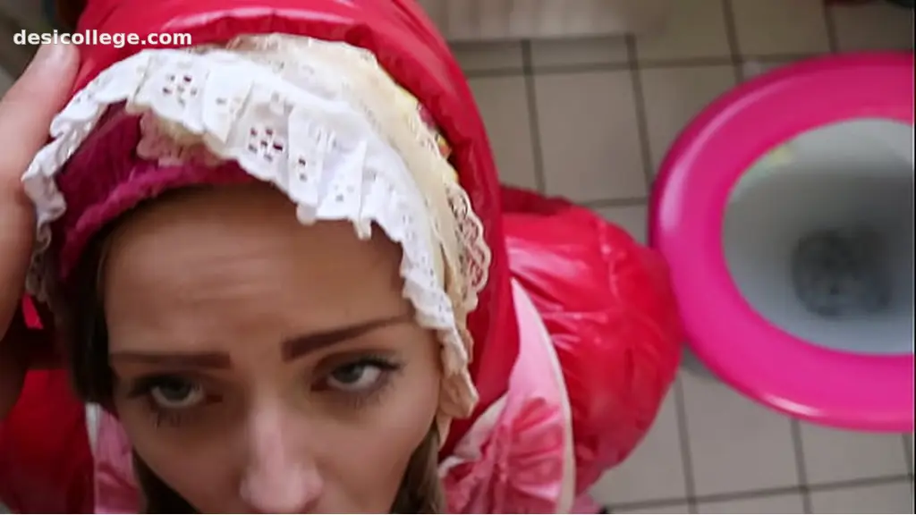 4K zofe in Plastiksachen lutscht Penis
