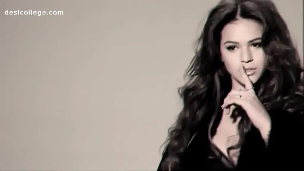 Actress Bruna Marquezine dancing sexy/scenes