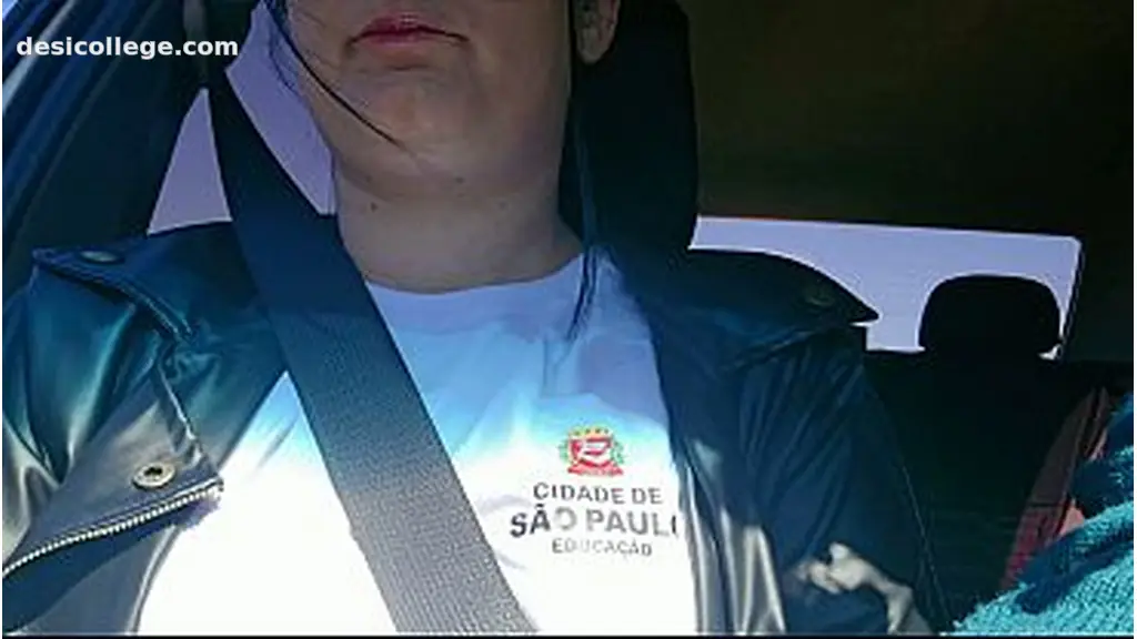 ALUNA PEGA CARONA COM PROFESSOR E DA O CU NO CARRO