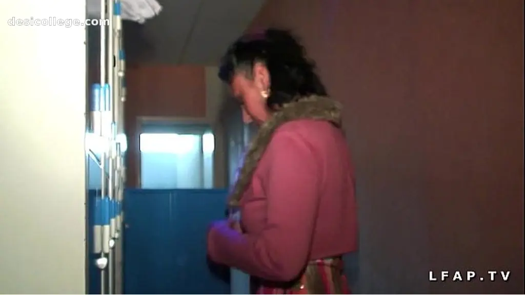 Amateur Libertine francaise sodomisee au sauna dans un plan a 3 avec Papy voyeur