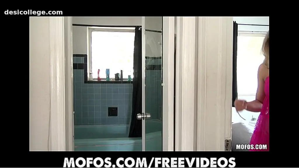 Amateur Stunning sexy blonde amateur masturbates in her bathroom