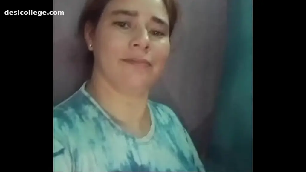 Caught Una selfie atrevida debajo de la remera