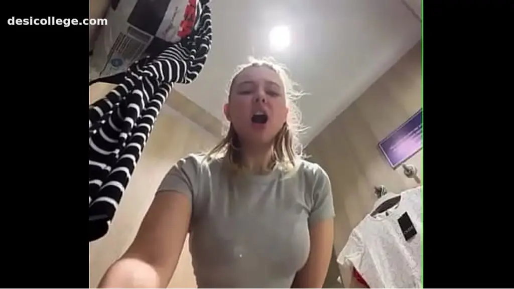 Crazy fingering in the public