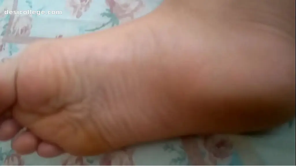 Curvas dos pés e solinhas rosadas Feetfetish soles pés pesinhos descalços