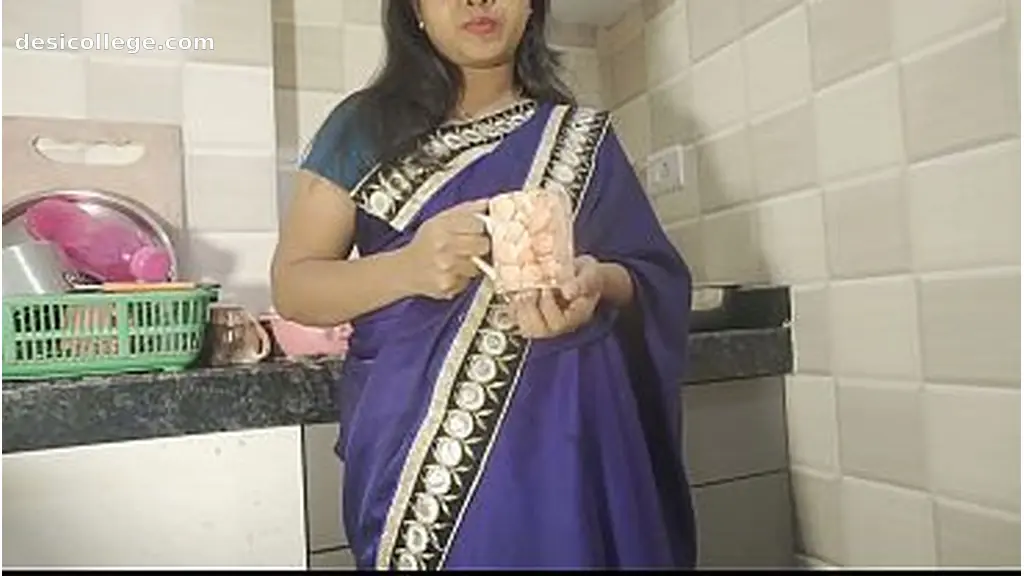 desi bhabhi kitchen me chai pi rahi thi tabhi uska padosi ne akar choda