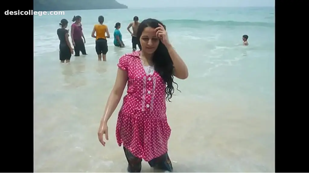 Desi Desi ladki poora dikhate hue .MP4