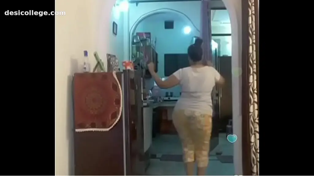 Desi Hot desi indian bhabi shaking her sexi ass &boobs on bigo live...1