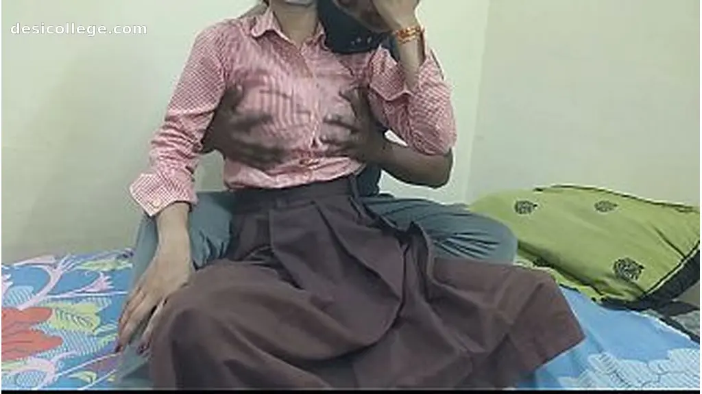 Desi Indian college student ke sath boyfriend room per chudai in hindi fuck
