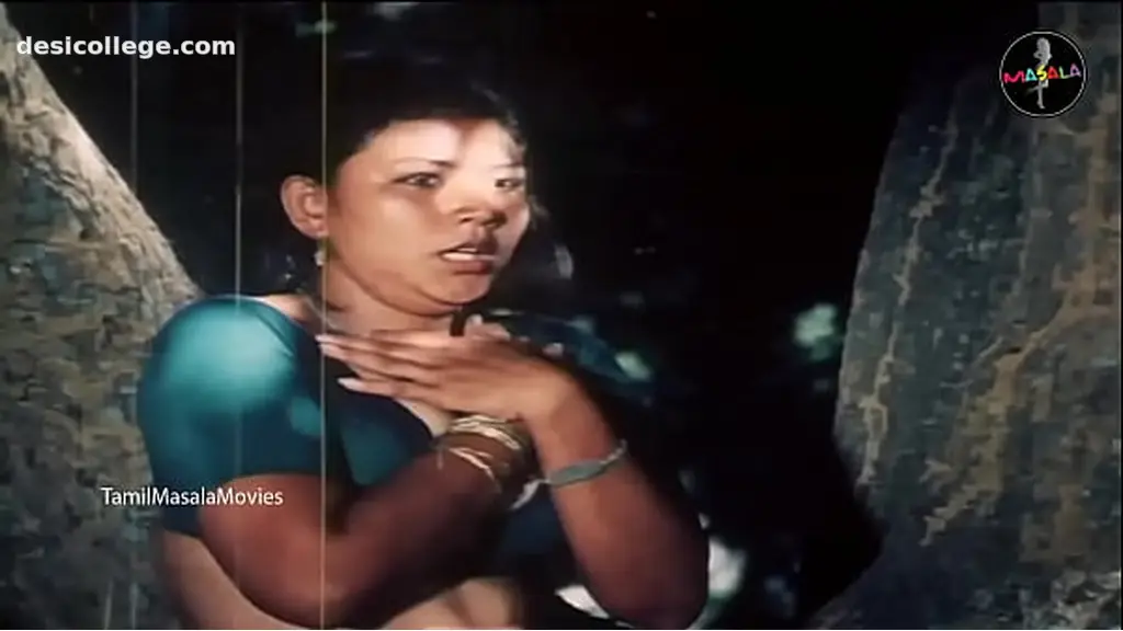 Desi Village Girls Hot Cleavage Show