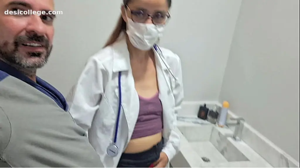 Exclusive VAZOU vídeo da enfermeira fodendo dentro do banheiro do hospital!