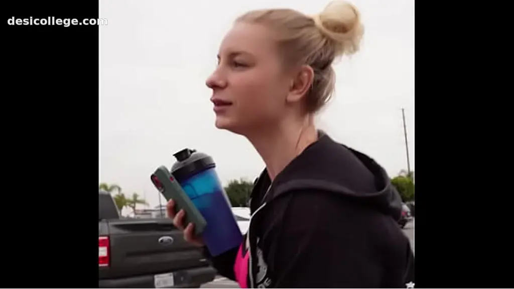 Fit MILF gets fucked in car after gym