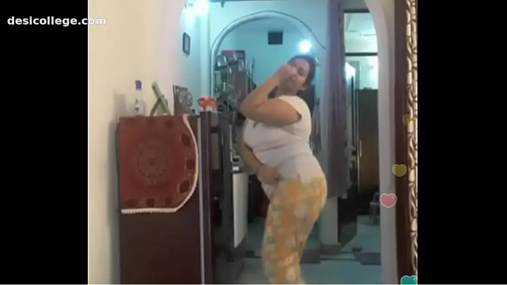 Hidden Cam Hot desi indian bhabi shaking her sexi ass &boobs on bigo live...2