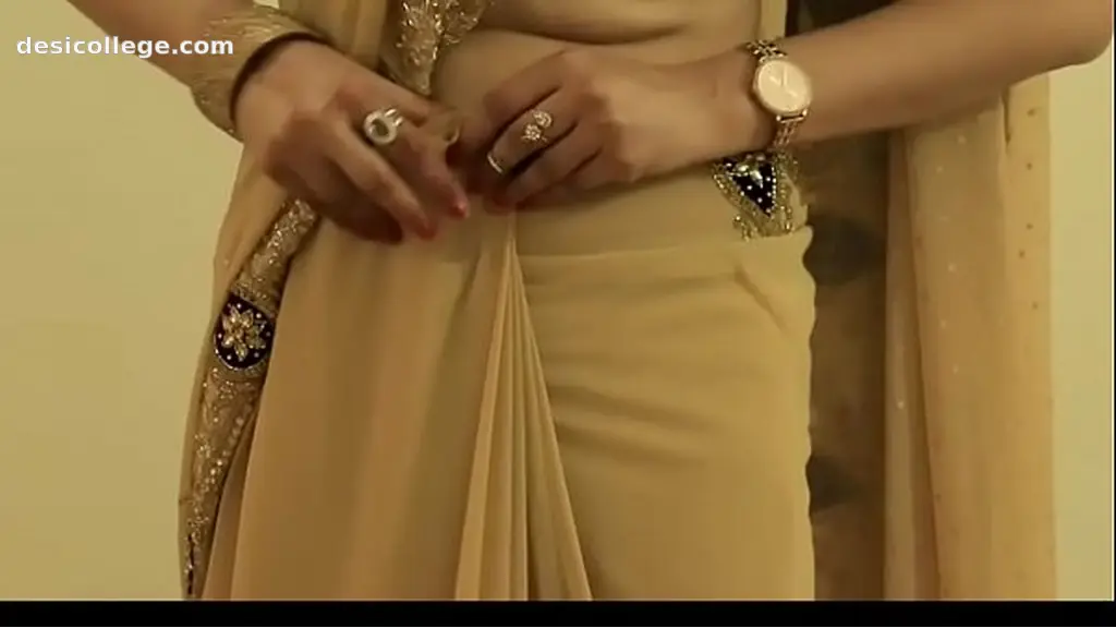 Hidden Cam HOT GIRL SAREE WEARING and Showing her NAVEL and BACK