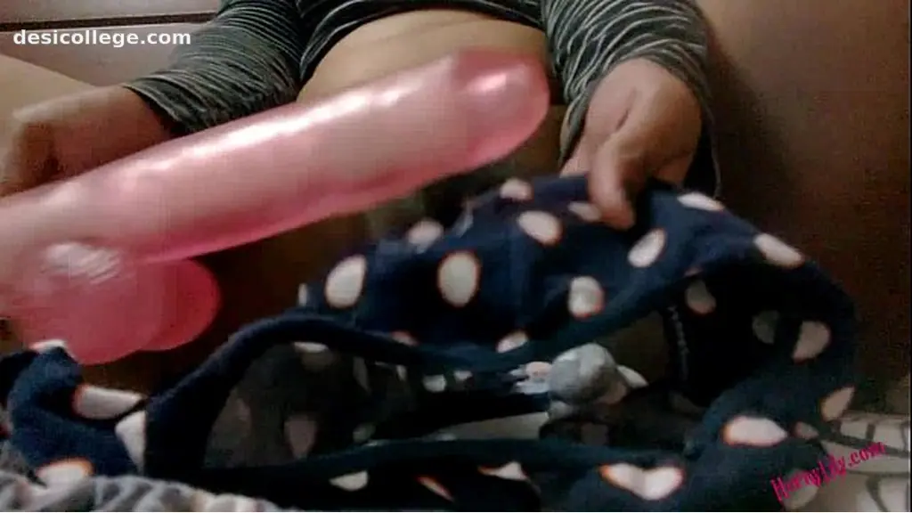 Hidden Cam indian babe lily cumshot