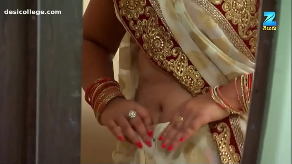 Hindi Serial Actress Deep and Hot Navel Show