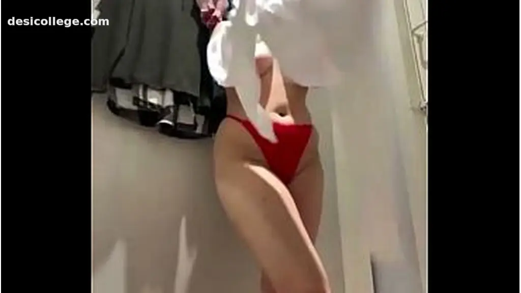 Homemade Masturbating and cumming in the locker room with jucielussie