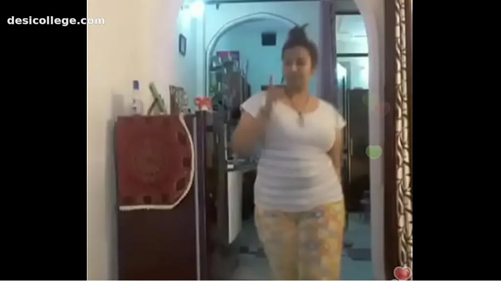 Indian Hot desi indian bhabi shaking her sexi ass &boobs on bigo live...3