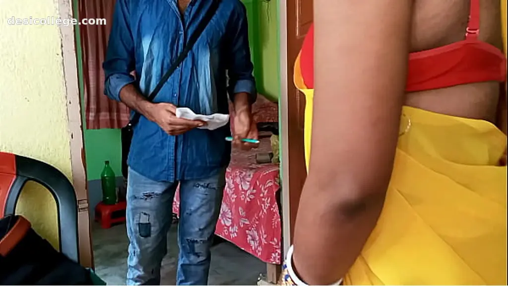 Indian Pati Fauj me Bhabhi Ji Mauj Me - Postman Ke Sath Chudai