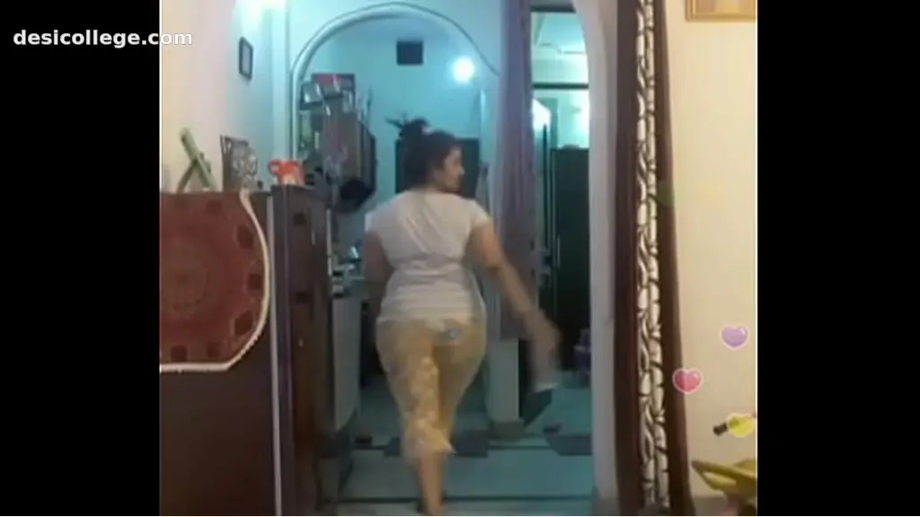 Just Leaked Hot desi indian bhabi shaking her sexi ass &boobs on bigo live...4