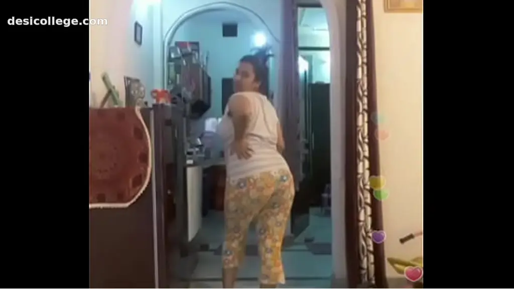 Just Leaked Hot desi indian bhabi shaking her sexi ass &boobs on bigo live...6