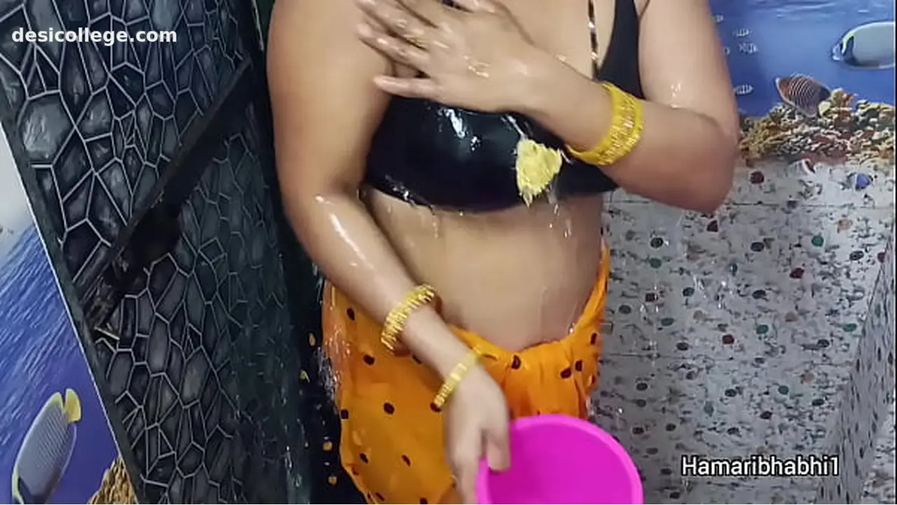 Just Leaked Indian Desi Bhabhi Bathing And Removing Her sexy saree.