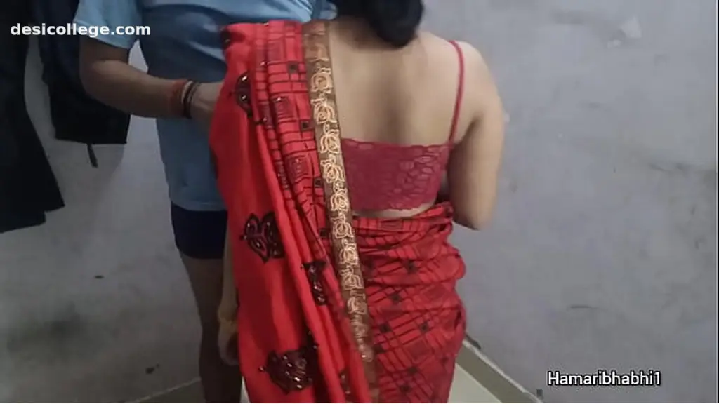 Just Leaked Indian desi wife ki saree utha ke peeche se chudai.