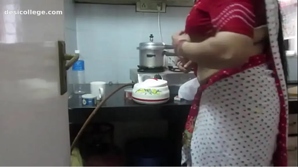 Just Leaked ▶ Leena Bhabhi Hot Navel Housewife 1