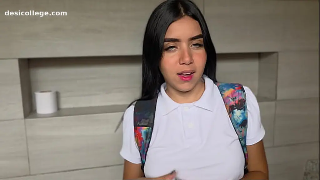 Profesor y alumna entran al baño a coger