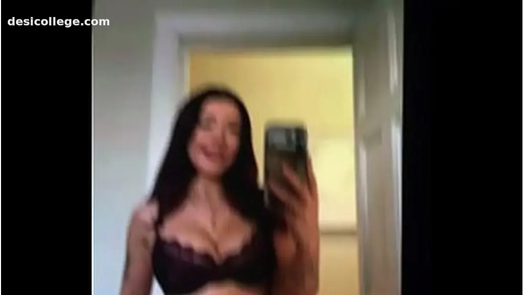 Solo brunette lingere