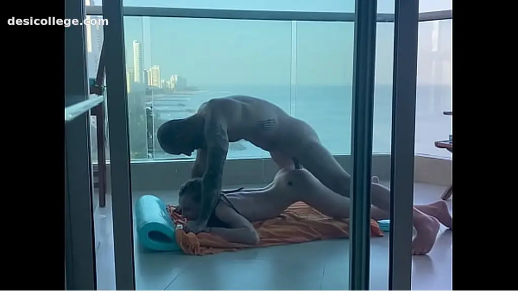 Sur un balcon à Carthagene, une jeune étudiante se fait remplir son jolie petit cul !