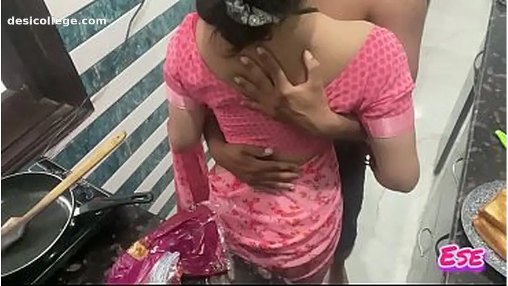 Trending Desi Bhabhi Ki Chudai Jab Wo Kitchen Mein KHANA Bana Rahi thi...