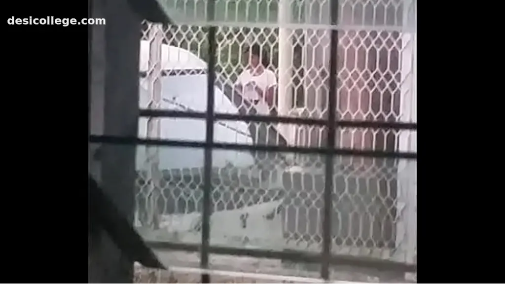 Trending Desi slim girl neighbor caught