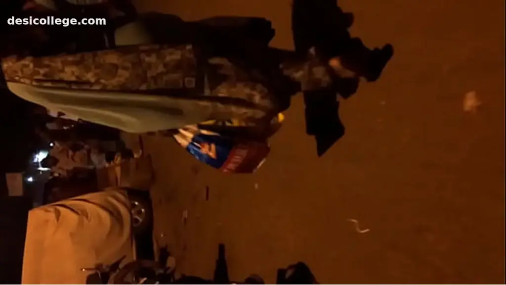 Trending Hot Aunty in saree on street big gaand
