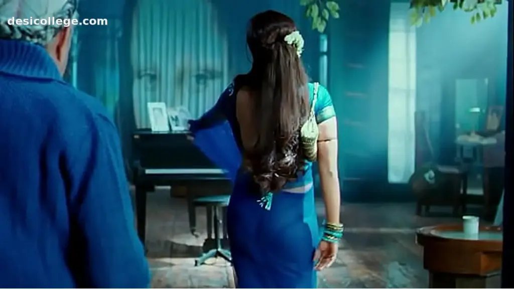 Trending Rani Mukharji transferant saree panty visible ass curves showing ( 720 X 1280 )