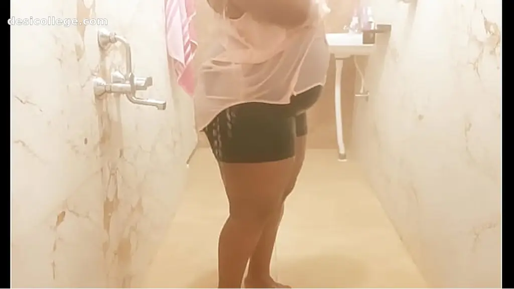 Trending Sexy south Indian maid showing boobs