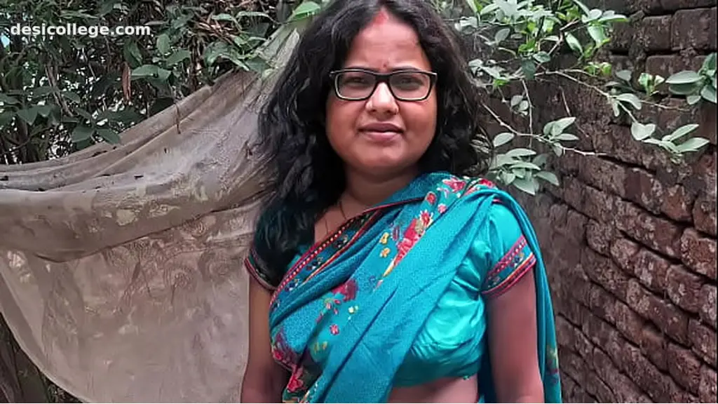 Uncut Desi wife hard-core fuking neighbour boy& outdoor