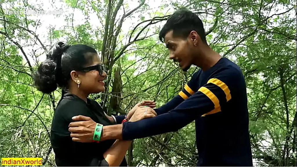 Uncut Indian desi Beautiful Bhabhi outdoor romance! Indian Desi Rough Sex