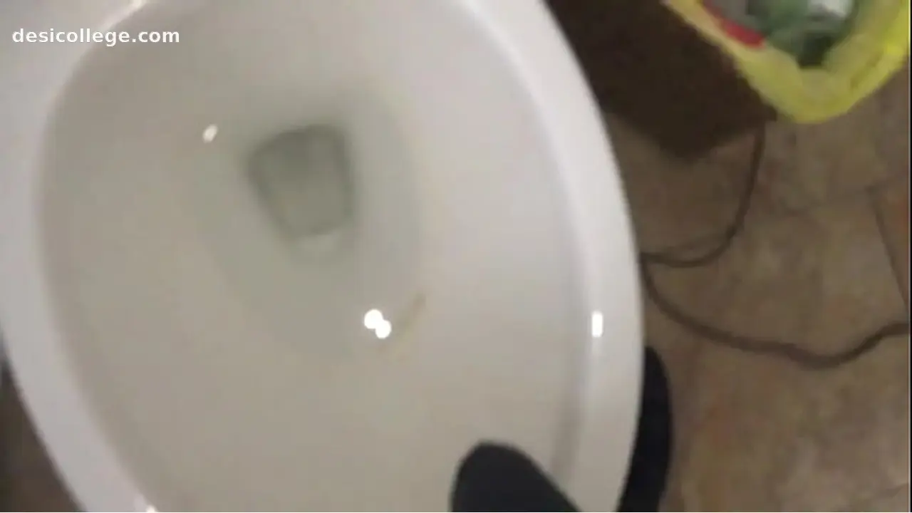 Uncut Pissing on the floor - Raw Leak