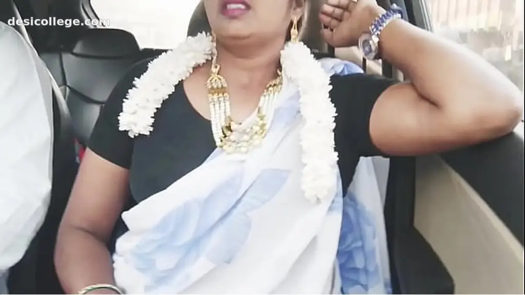 Viral Bhabi car sex. Telugu dirty talks.
