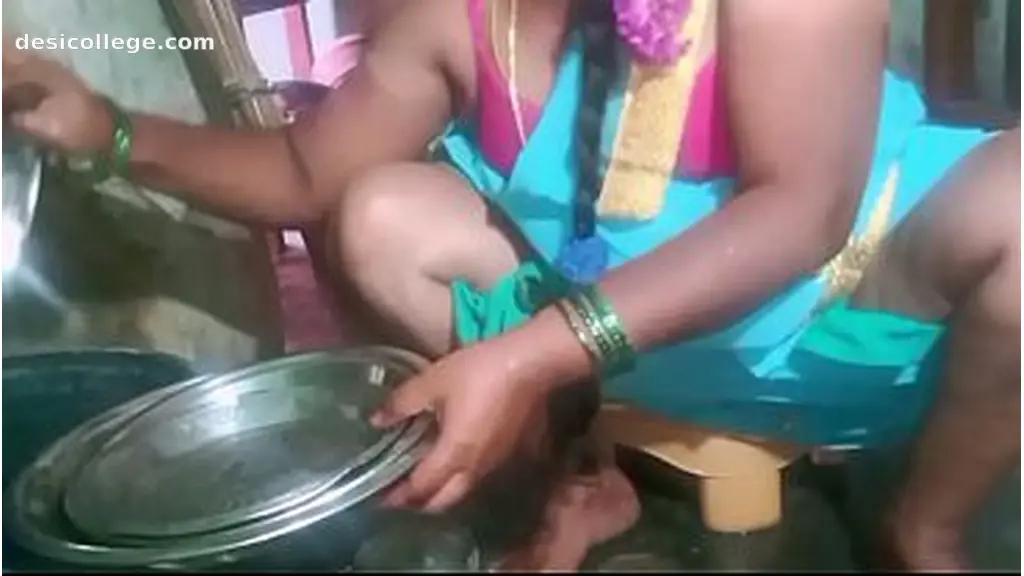 Viral Indian sexy aunty plate cleaning video
