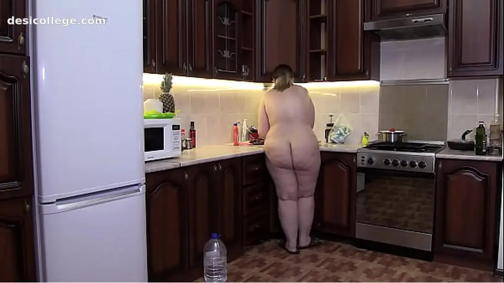 Viral Naked BBW with a juicy PAWG loves to cook dinner without clothes Homemade fetish