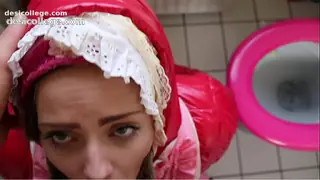 4K zofe in Plastiksachen lutscht Penis