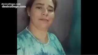 Caught Una selfie atrevida debajo de la remera