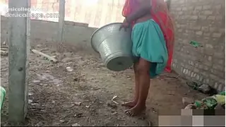 Caught village housewife pussy romance in outdoor sex