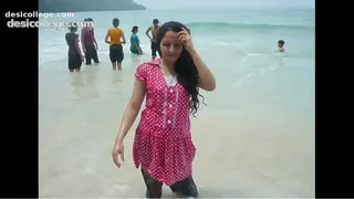 Desi Desi ladki poora dikhate hue .MP4