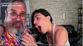 Full HD Ela acabou de levar uma gozada e vai para banho para mais uma cena hard