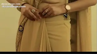 Hidden Cam HOT GIRL SAREE WEARING and Showing her NAVEL and BACK