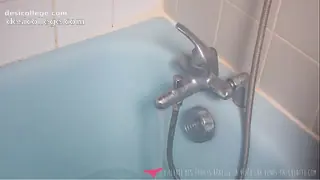 Homemade Vends-ta-culotte - Jeune amatrice fran&ccedil;aise se caresse dans son bain - Violette des &eacute;toiles