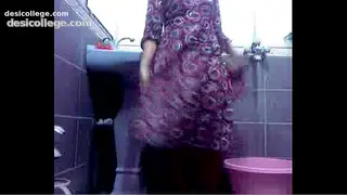 Bindaas Keerthi Choot Chatai aur Chudai - Bathing Bhabhi From Trichy XXX Video