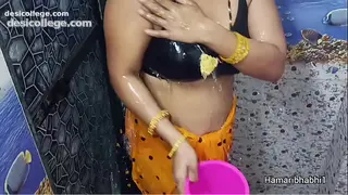 Just Leaked Indian Desi Bhabhi Bathing And Removing Her sexy saree.